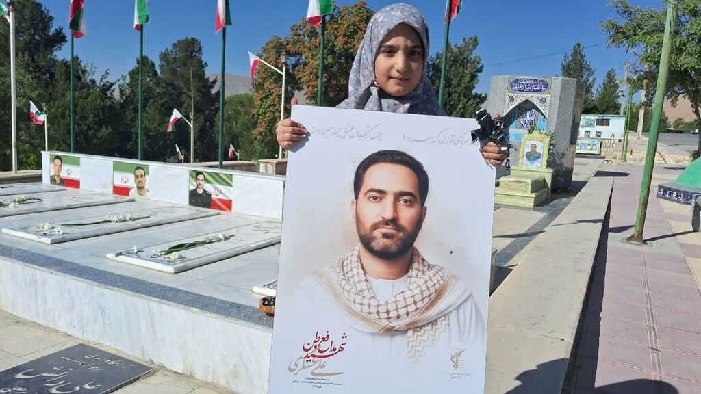 حضور اعضا و مربیان مرکز کنگاور بر مزار شهدای دفاع مقدس و تقدیر از فرزند شهید