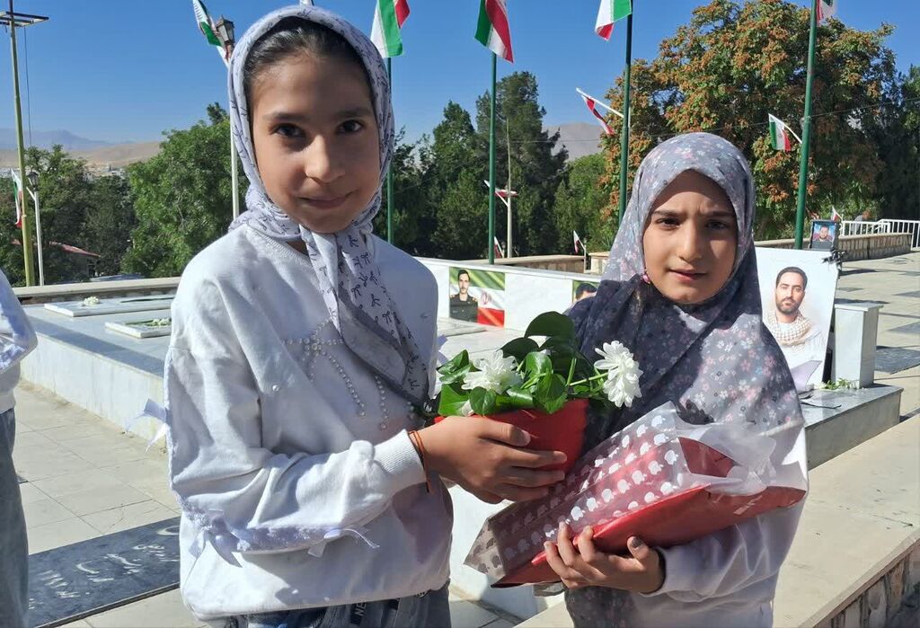 حضور اعضا و مربیان مرکز کنگاور بر مزار شهدای دفاع مقدس و تقدیر از فرزند شهید