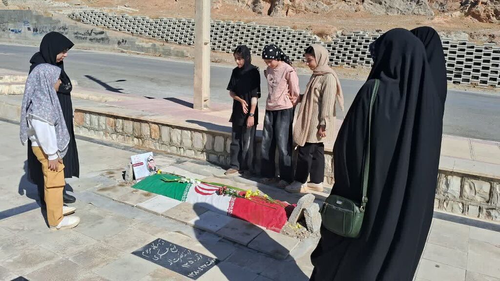 حضور اعضا و مربیان مرکز کنگاور بر مزار شهدای دفاع مقدس و تقدیر از فرزند شهید