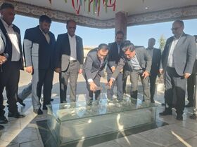 نماینده وزیر آموزش و پرورش با حضور بر مزار شهید گمنام به مقام شامخ شهدا ادای احترام کرد