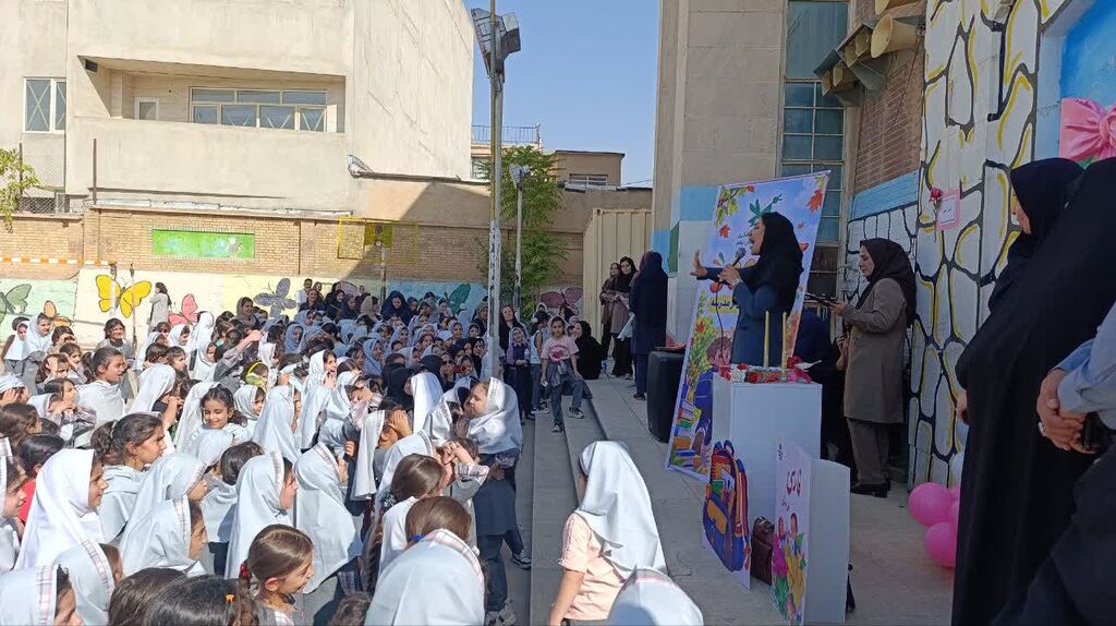 ویژه برنامه «آیین مهر» کانون پرورش فکری در دبستان توحید شهر ایلام