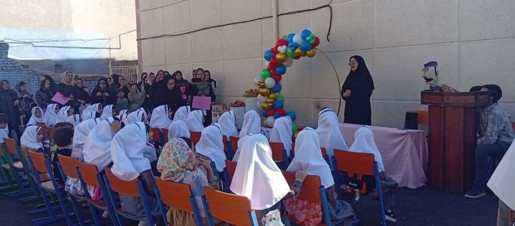 جشن شکوفه‌ها در مدرسه زنده‌یاد امید کنگاوری با اجرای برنامه‌های شاد کرمانشاه برگزار شد