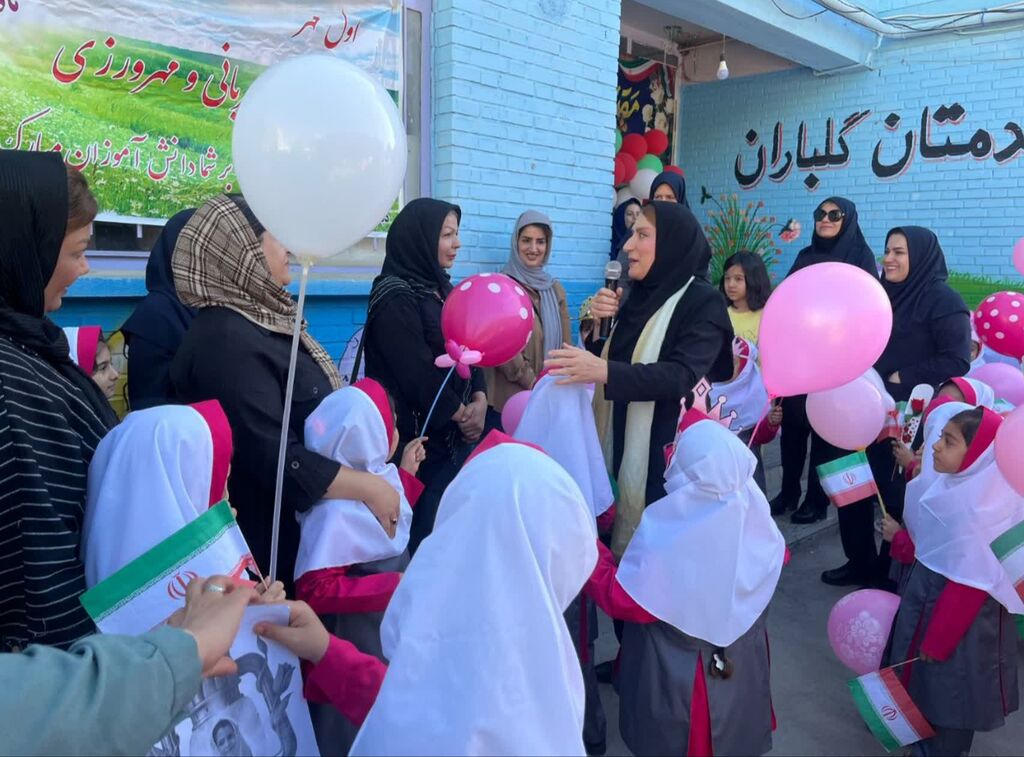 مربیان مرکز شماره ۳ کانون کرمانشاه در جشن شکوفه‌ها حضور یافتند