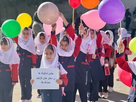 مربی مرکز شماره ۲ کانون اسلام‌آباد غرب در جشن شکوفه‌ها به معرفی هفته دفاع مقدس پرداخت