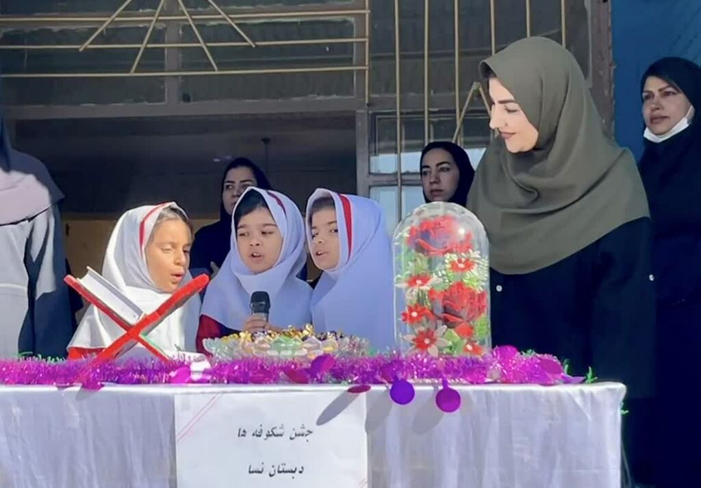 مربی مرکز شماره ۲ کانون اسلام‌آباد غرب در جشن شکوفه‌ها به معرفی هفته دفاع مقدس پرداخت