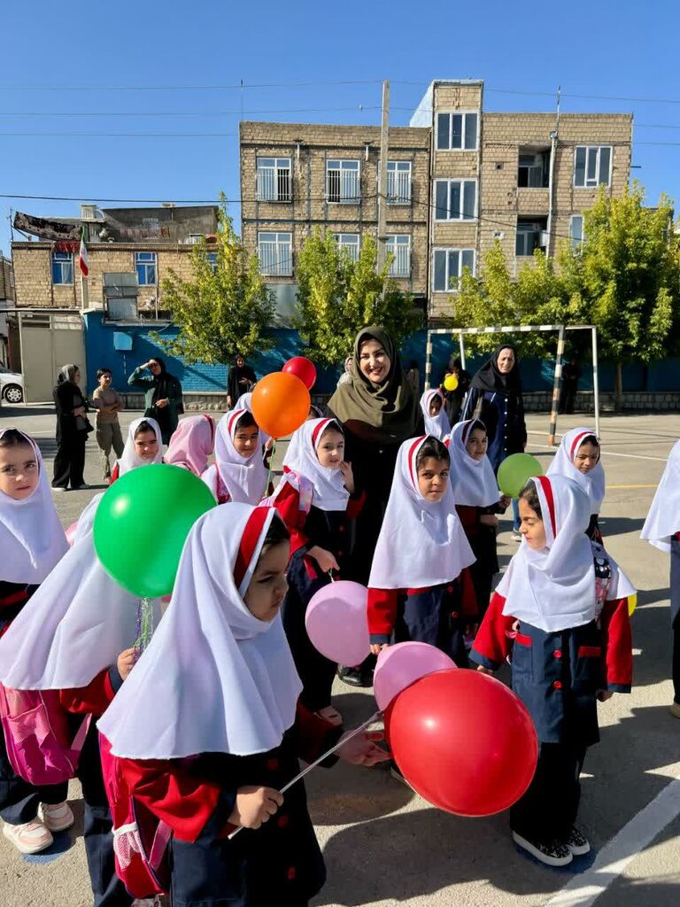 مربی مرکز شماره ۲ کانون اسلام‌آباد غرب در جشن شکوفه‌ها به معرفی هفته دفاع مقدس پرداخت