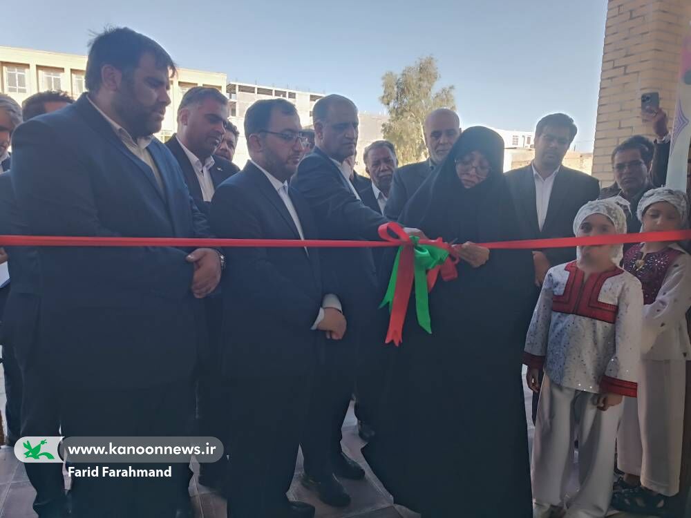 حامد علامتی در جمع اعضای مرکز فرهنگی‌هنری میرجاوه(سیستان و بلوچستان) از کتاب‌ها و علاقه‌مندی‌هایشان پرسید