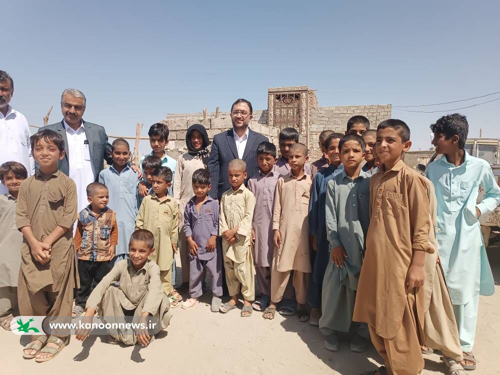 حامد علامتی در جمع اعضای مرکز فرهنگیهنری میرجاوه(سیستان و بلوچستان) از کتابها و علاقهمندیهایشان پرسید