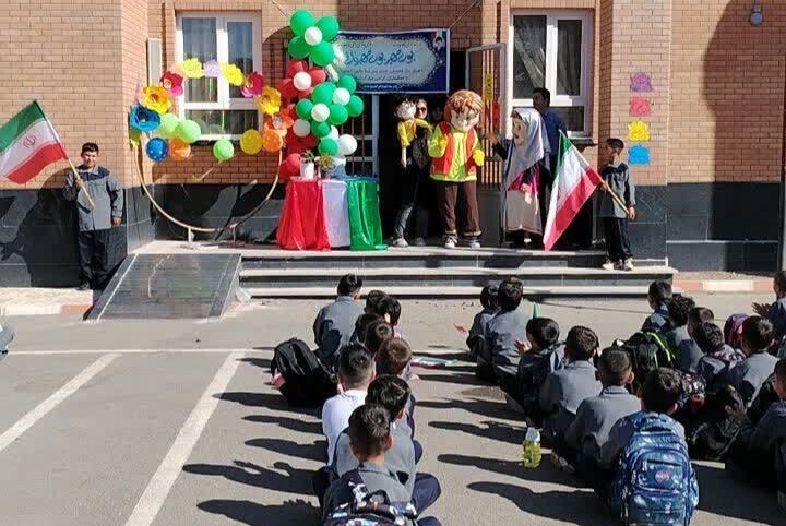 حضور مربی کتابخانه سیار روستایی کانون البرز در آیین آغاز سال تحصیلی