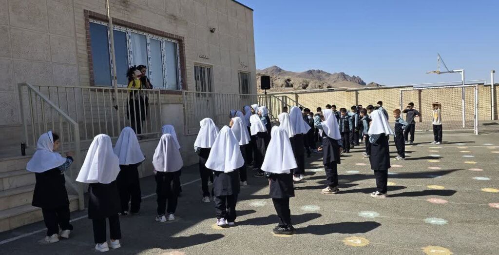 حضور مربی کتابخانه سیار روستایی کانون البرز در آیین آغاز سال تحصیلی