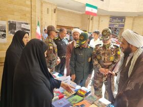 برپایی میز خدمت کانون و اهدای کتاب به نوجوانان در نماز جمعه سرپل ذهاب