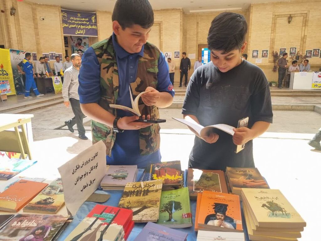 برپایی میز خدمت کانون و اهدای کتاب به نوجوانان در نماز جمعه سرپل ذهاب