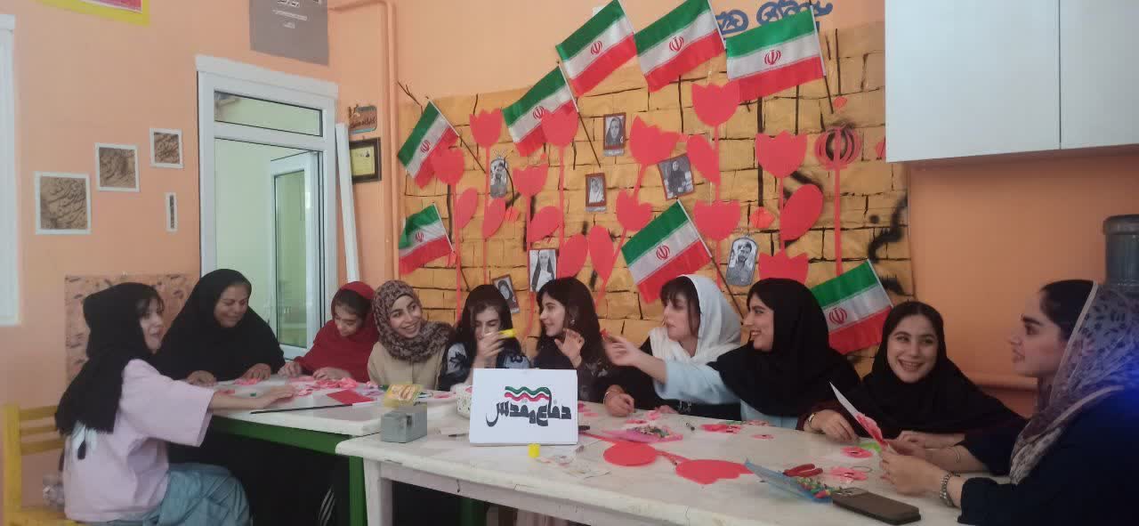خلق کارتپستال و دلنوشتههایی در ستایش ایثار در کانون سردشت
