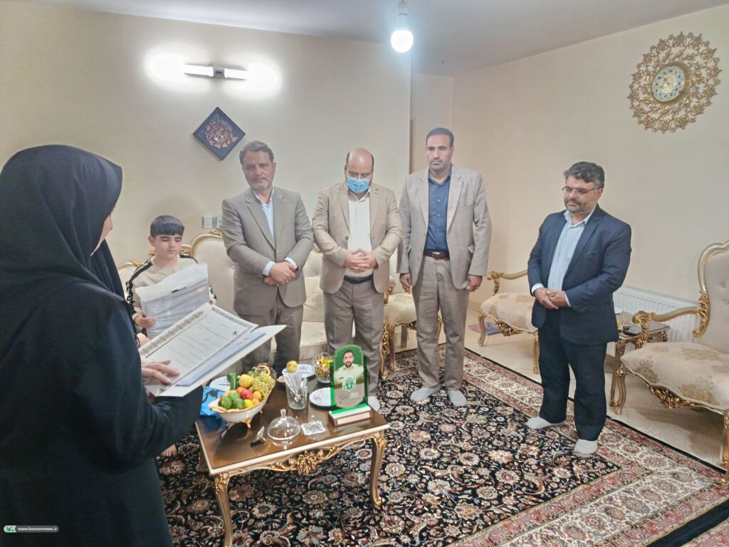 دیدار مدیرکل کانون استان مرکزی با خانواده شهید رضا علی‌بیگی