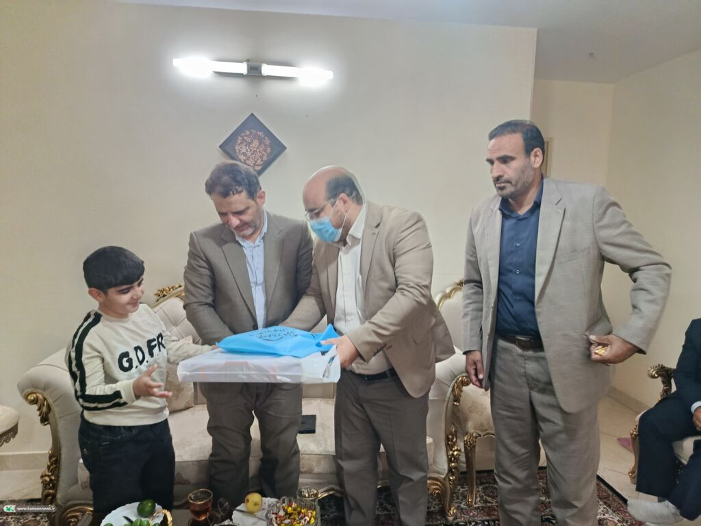 دیدار مدیرکل کانون استان مرکزی با خانواده شهید رضا علی‌بیگی
