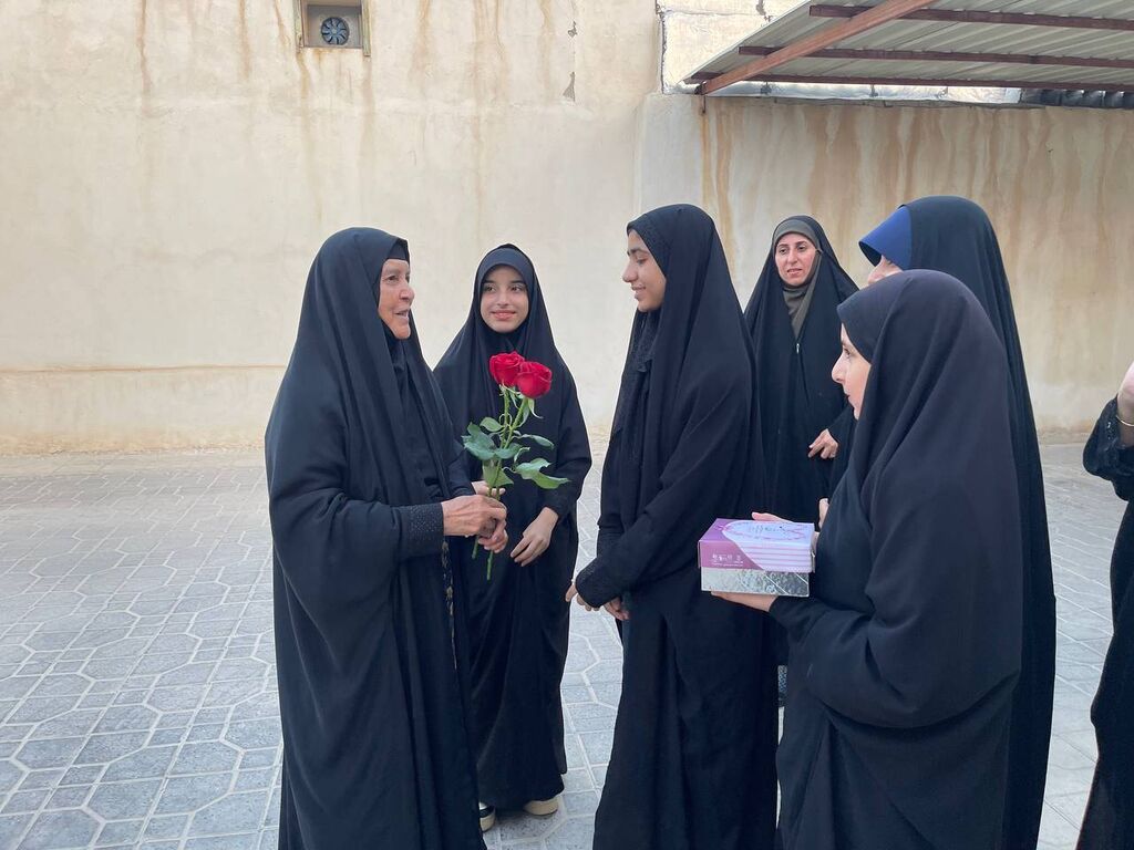 دیدار صمیمانه دختران نوجوان کانون پارسیان با مادر شهید «طیب قاسم‌پور»؛ روایت امید و ارزش‌ها