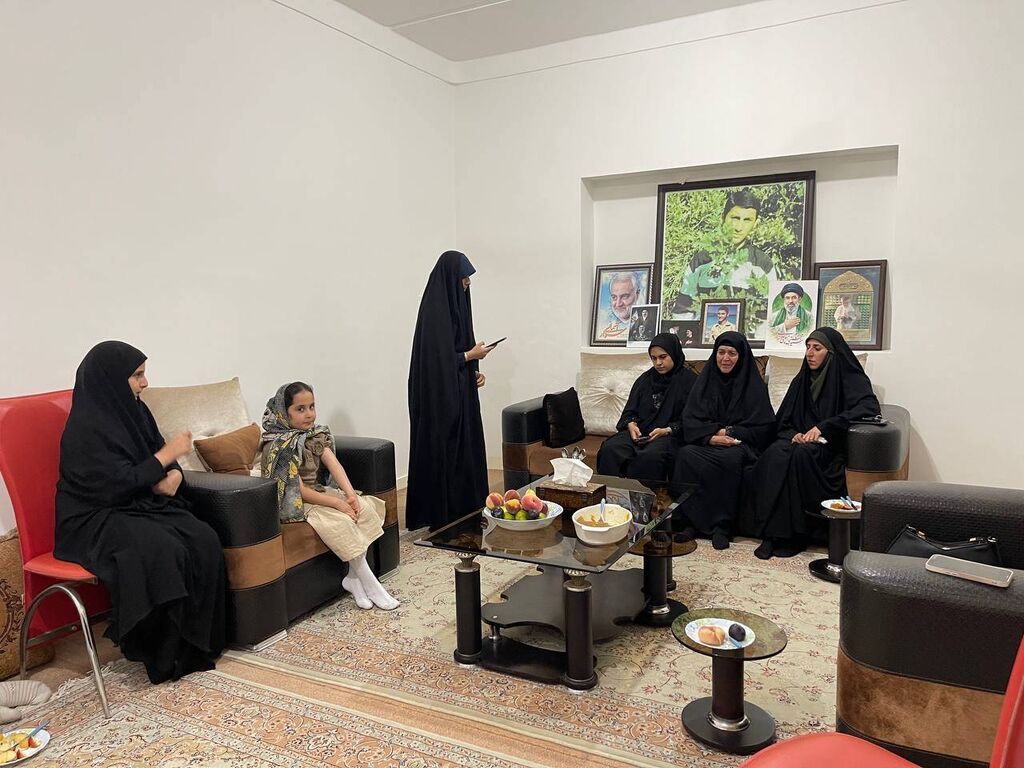 دیدار صمیمانه دختران نوجوان کانون پارسیان با مادر شهید «طیب قاسم‌پور»؛ روایت امید و ارزش‌ها