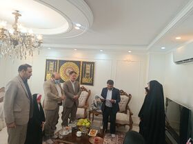 تجلیل مدیرکل کانون استان مرکزی از خانواده شهید وحید هاشمی