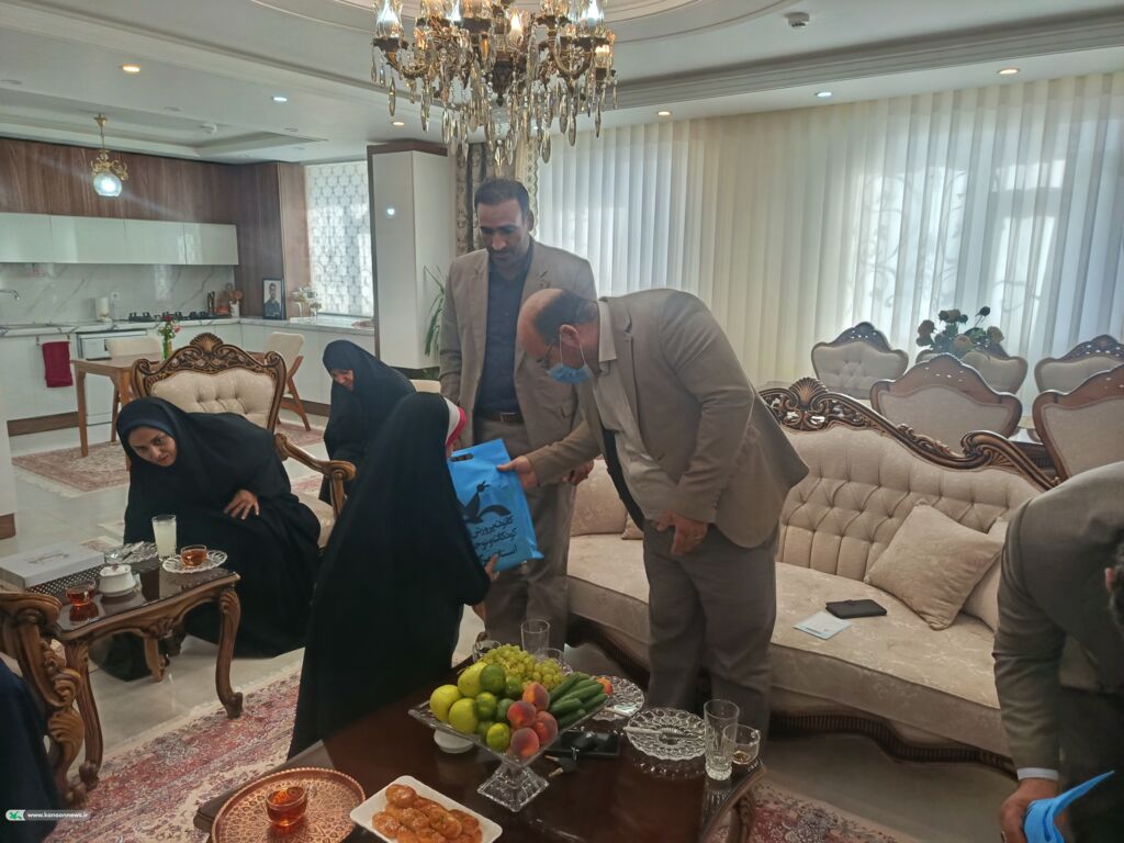 تجلیل مدیرکل کانون استان مرکزی از خانواده شهید وحید هاشمی