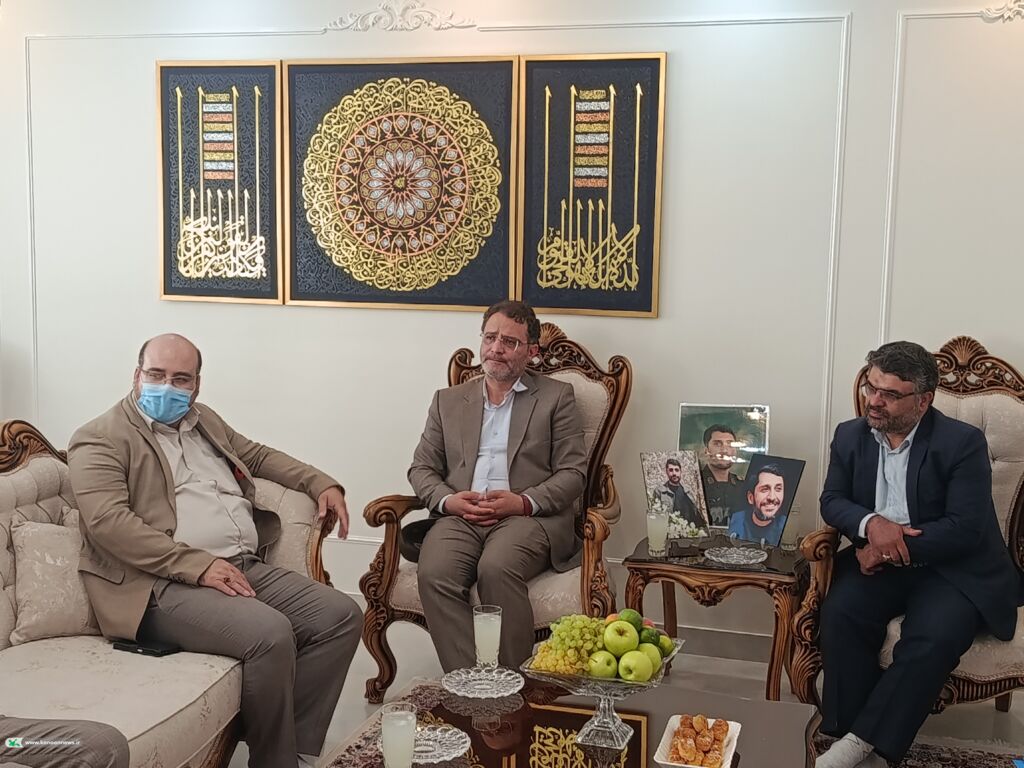 تجلیل مدیرکل کانون استان مرکزی از خانواده شهید وحید هاشمی