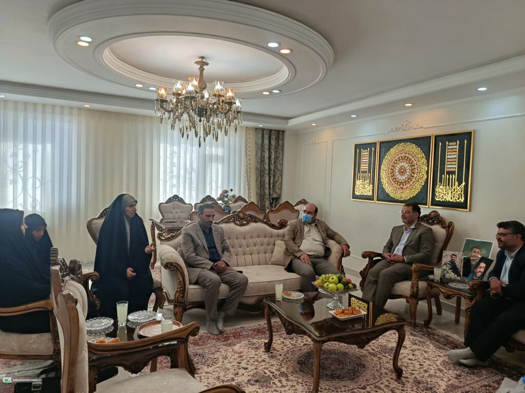 تجلیل مدیرکل کانون استان مرکزی از خانواده شهید وحید هاشمی