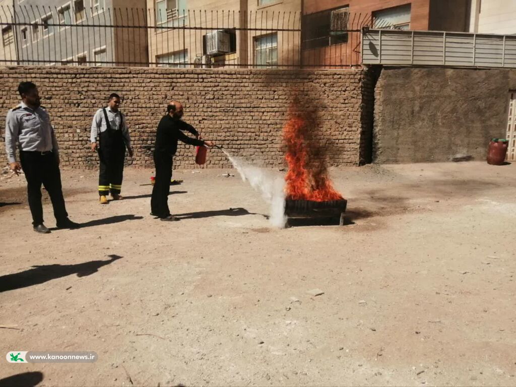آتش نشان‌ها مهمان مرمز فرهنگی هنری شماره ۳ کانون استان قم شدند