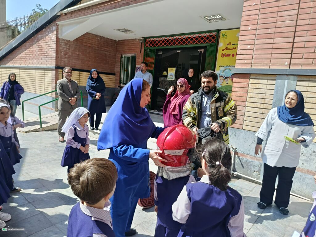 آشنایی اعضای کانون شماره یک شهر اراک با آموزش‌های عملی آتش‌نشانی و ایمنی