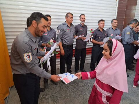 آیین تجلیل از آتش‌نشانان قهرمان در مراکز باغبادران و نایین برگزار شد