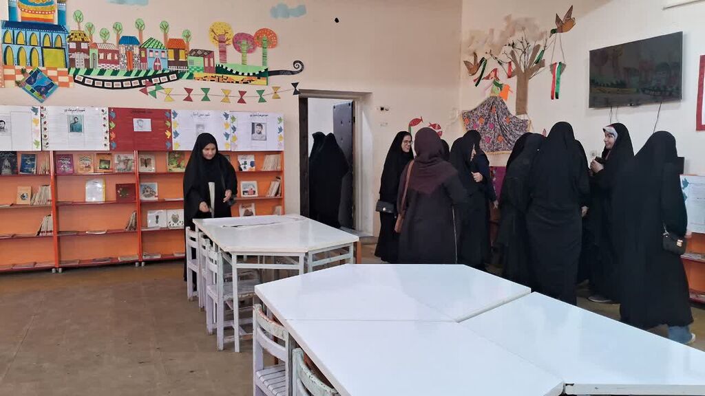 برپایی نمایشگاه نقاشی و نشریه دیواری شهدا در کانون کنگاور