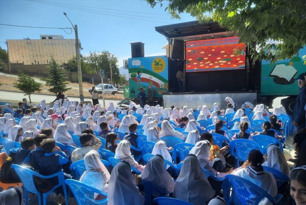 حضور تماشاخانه سیار کانون در استان اصفهان