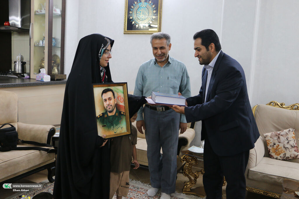 تجدید میثاق مدیرکل کانون سمنان با آرمانهای شهدا در دیدار با خانواده شهید ابوالفضل شهباز