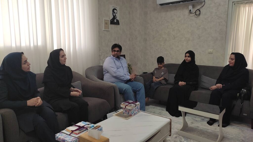 تجدید میثاق کارکنان کانون پرورش فکری هرمزگان با خانواده شهید «مصطفی سالاری»