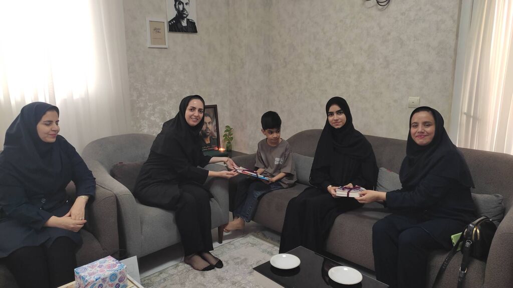 تجدید میثاق کارکنان کانون پرورش فکری هرمزگان با خانواده شهید «مصطفی سالاری»