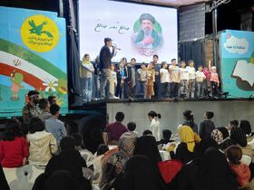 تماشاخانه سیار کانون شهر چرمهین را غرق در شور و نشاط کرد