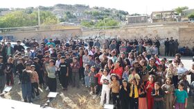 دوازدهمین اجرای تماشاخانه سیار کانون در روستای چم‌زرشک، لبخند را به مخاطبان هدیه داد