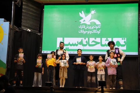 وقتی صحنه به میان مردم آمد؛ باغبادران میزبان تماشاخانه سیار کانون شد