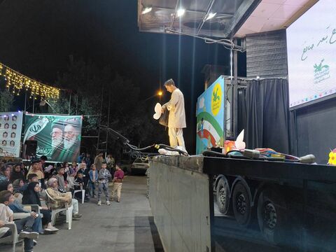 تماشاخانه سیار کانون شهر چرمهین را غرق در شور و نشاط کرد
