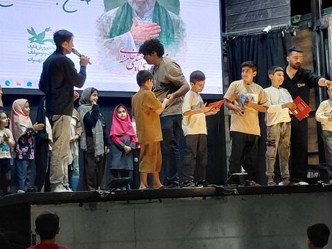 تماشاخانه سیار کانون شهر چرمهین را غرق در شور و نشاط کرد