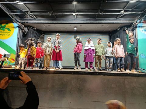 اجرای شبانه تماشاخانه سیار کانون در چادگان؛ روایت شادابی در قاب هنر برای کودکان و نوجوانان