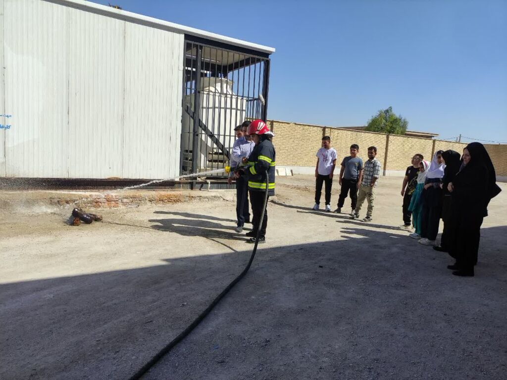 حضور اعضا و مربیان کانون قصرشیرین در ایستگاه آتش‌نشانی