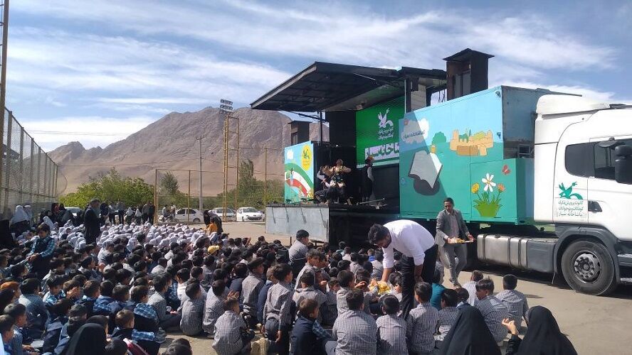 سفر تماشاخانه سیار کانون به چهارمحال و بختیاری