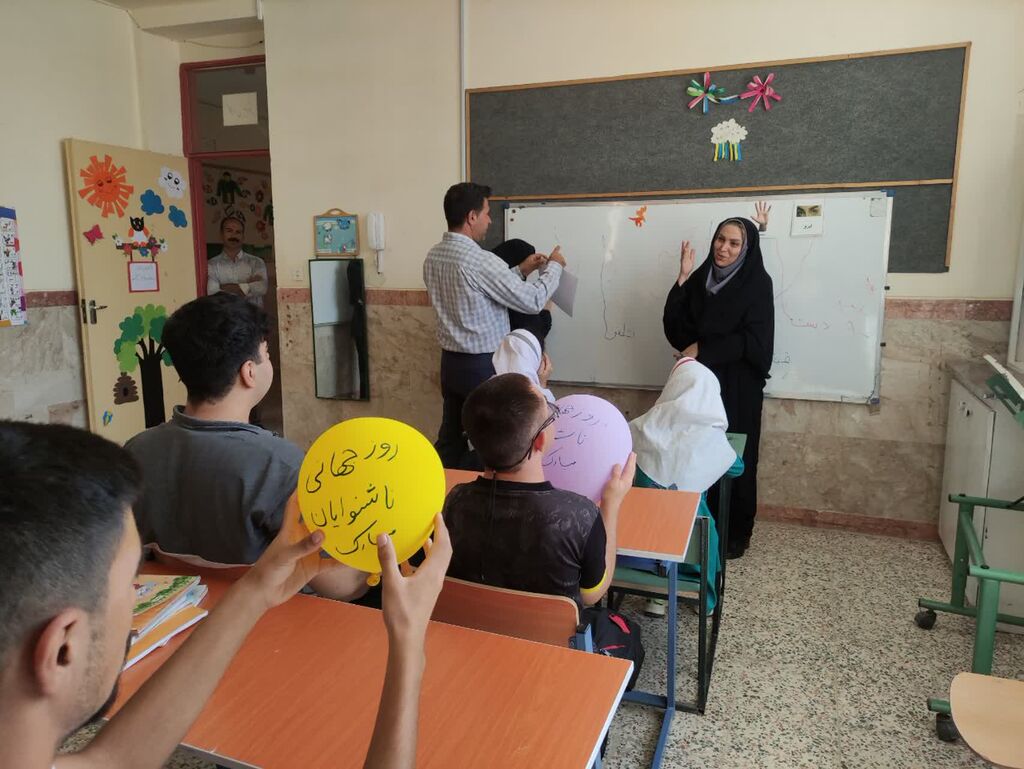 کانون قصرشیرین با حضور در مجتمع فراگیر بهار، روز جهانی ناشنوایان را گرامی داشت