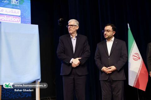 حامد علامتی، مدیرعامل کانون و حسن سالاریه رئیس سازمان فضایی ایران  در آیین گشایش هفته جهانی فضا