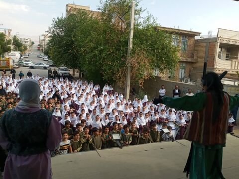 حضور تماشاخانه سیار کانون به مناسبت هفته ملی کودک در استان ایلام . روز اول در شهرستان سرابله ، روستای زنجیره علیا و شهرک شهید کشوری ایلام به روایت تصویر