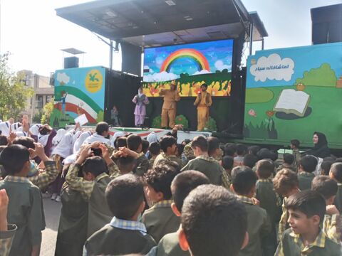 حضور تماشاخانه سیار کانون به مناسبت هفته ملی کودک در استان ایلام . روز اول در شهرستان سرابله ، روستای زنجیره علیا و شهرک شهید کشوری ایلام به روایت تصویر