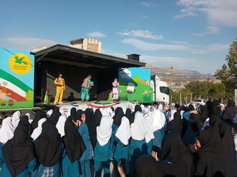 حضور تماشاخانه سیار کانون به مناسبت هفته ملی کودک در استان ایلام . روز اول در شهرستان سرابله ، روستای زنجیره علیا و شهرک شهید کشوری ایلام به روایت تصویر