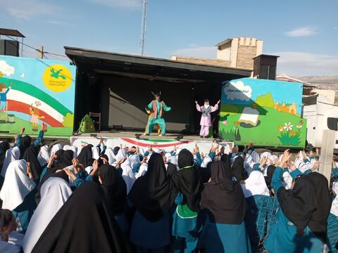 حضور تماشاخانه سیار کانون به مناسبت هفته ملی کودک در استان ایلام . روز اول در شهرستان سرابله ، روستای زنجیره علیا و شهرک شهید کشوری ایلام به روایت تصویر