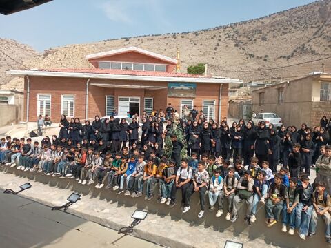 حضور تماشاخانه سیار کانون به مناسبت هفته ملی کودک در استان ایلام . روز اول در شهرستان سرابله ، روستای زنجیره علیا و شهرک شهید کشوری ایلام به روایت تصویر