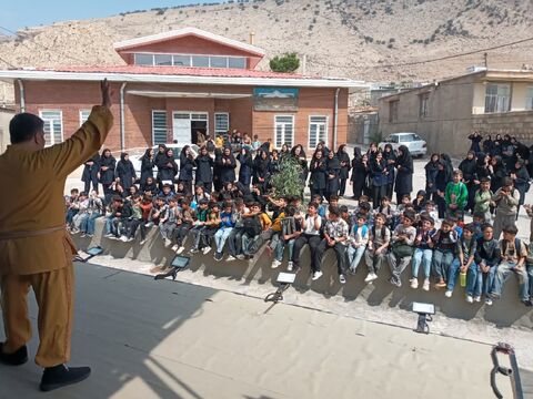 حضور تماشاخانه سیار کانون به مناسبت هفته ملی کودک در استان ایلام . روز اول در شهرستان سرابله ، روستای زنجیره علیا و شهرک شهید کشوری ایلام به روایت تصویر