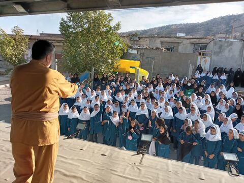 حضور تماشاخانه سیار کانون به مناسبت هفته ملی کودک در استان ایلام . روز اول در شهرستان سرابله ، روستای زنجیره علیا و شهرک شهید کشوری ایلام به روایت تصویر